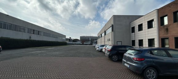 1634m² Commercial property in Piacenza, Italy No. 344091 5