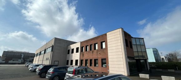 1634m² Commercial property in Piacenza, Italy No. 344091 6