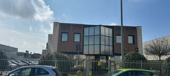 1634m² Commercial property in Piacenza, Italy No. 344091 3