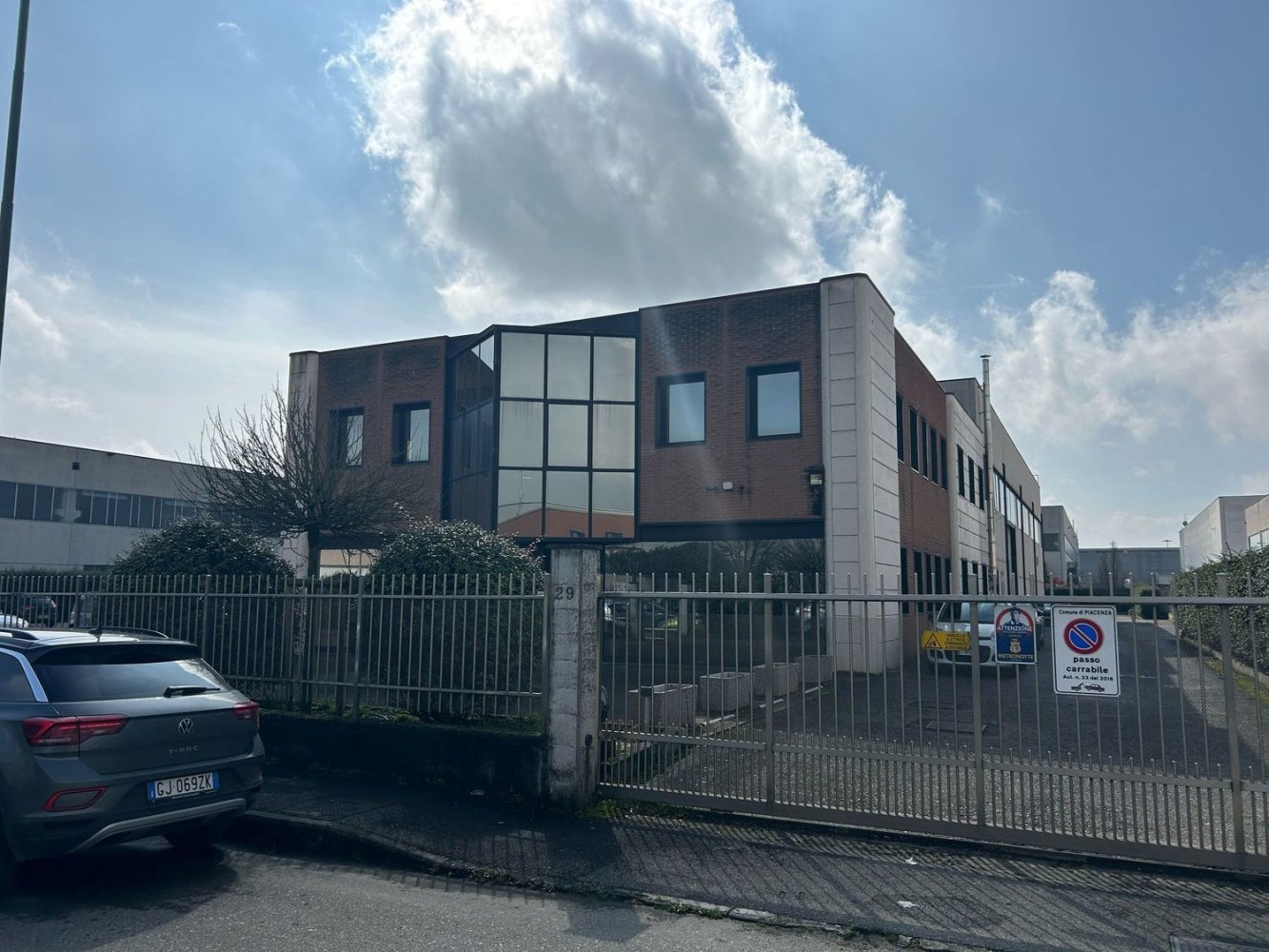 1634m² Commercial property in Piacenza, Italy No. 344091