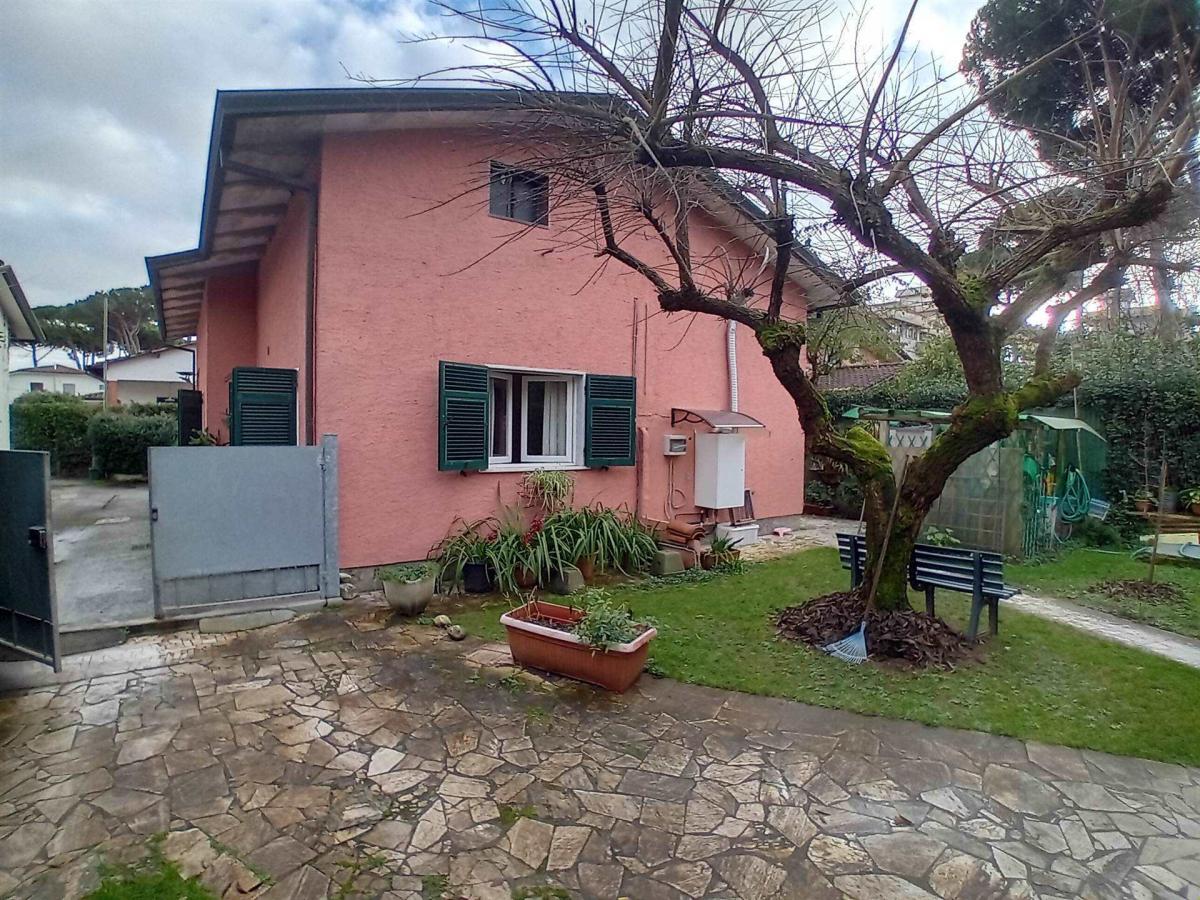 3 bedrooms House in Forte dei Marmi, Italy No. 1357