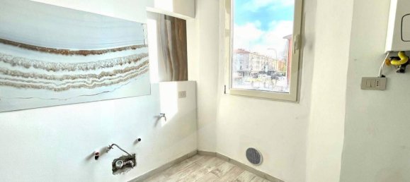 2 rooms Apartment in Bologna, Italy No. 27583 4