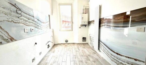2 rooms Apartment in Bologna, Italy No. 27583 3