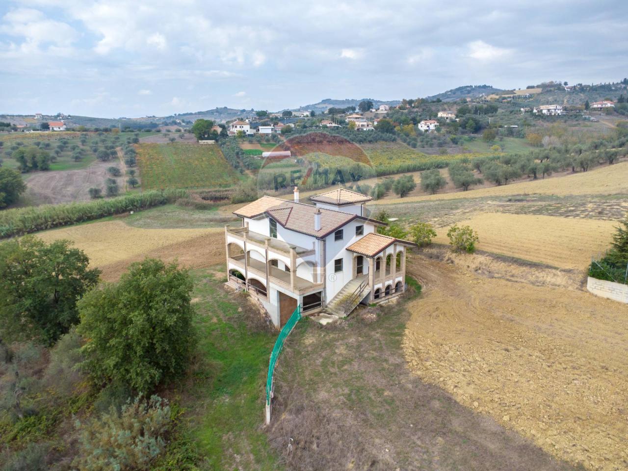 6-Zimmer Haus in Città Sant'Angelo, Italy, Nr. 68100