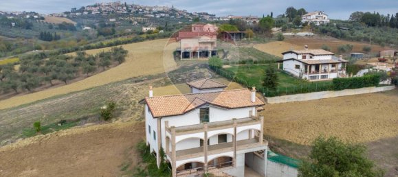 6-Zimmer Haus in Città Sant'Angelo, Italy, Nr. 68100 36