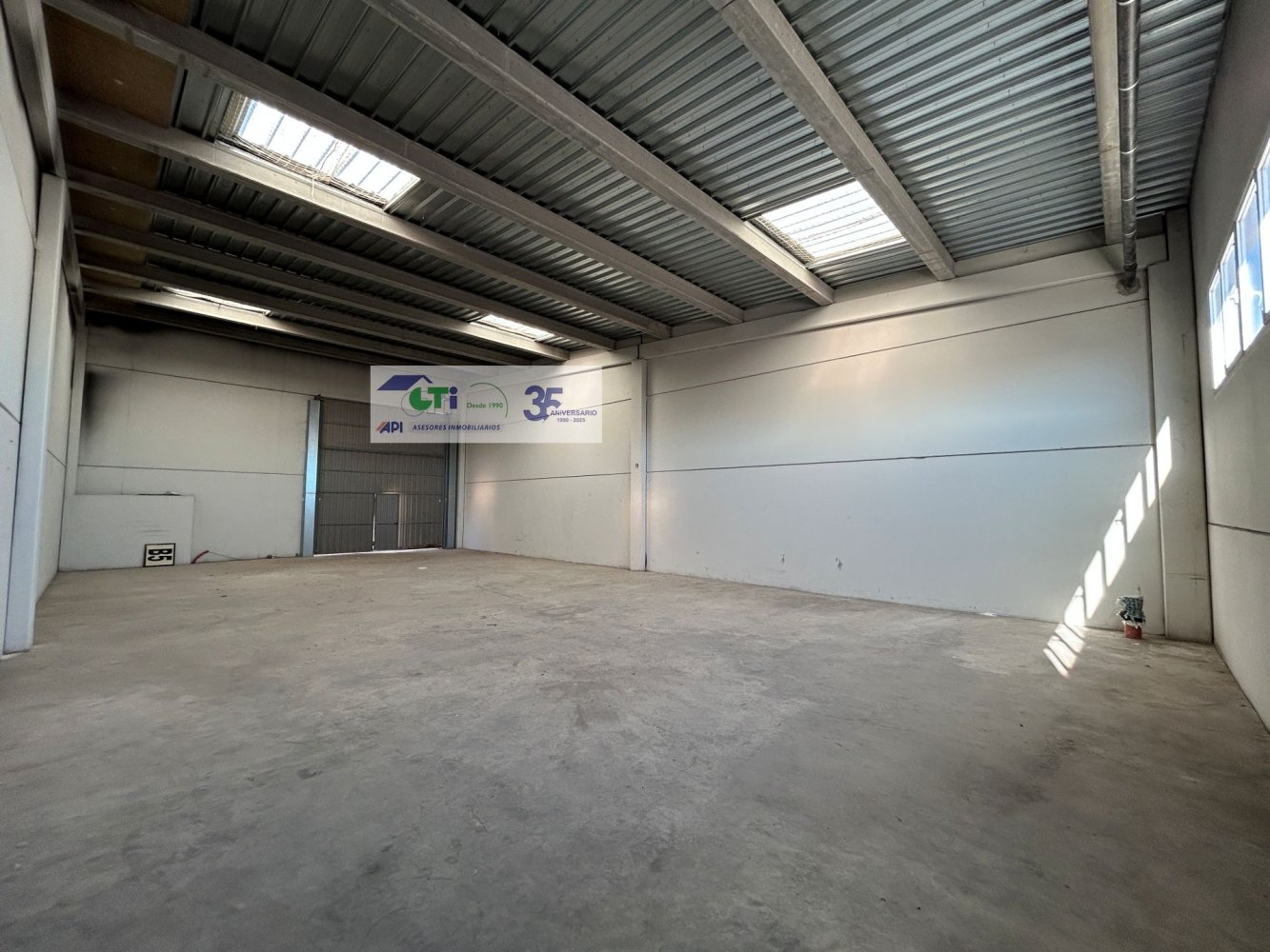 211m² Warehouse in Cartuja Baja, Spain No. 265989