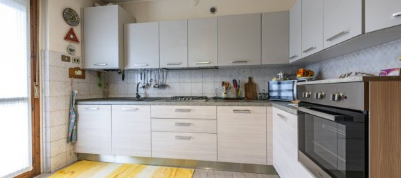 3 bedrooms Apartment in Bergamo, Italy No. 83841 2