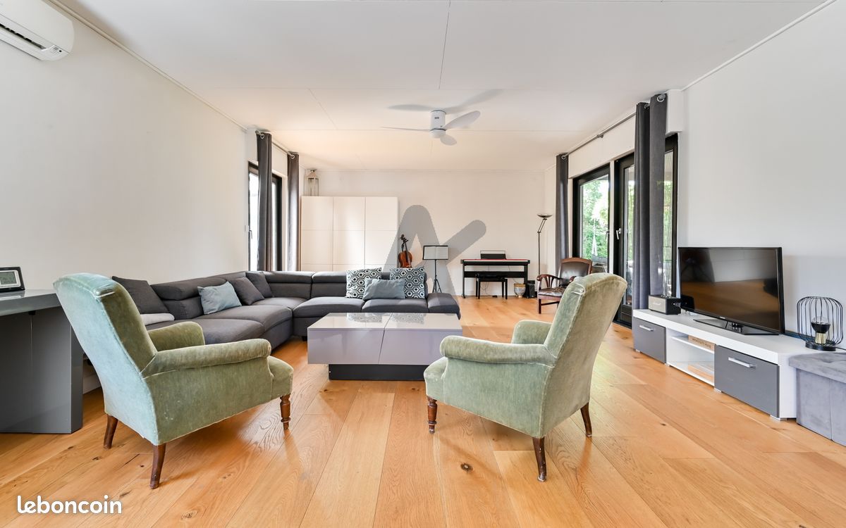 5 bedrooms House in Ecully, France No. 337897