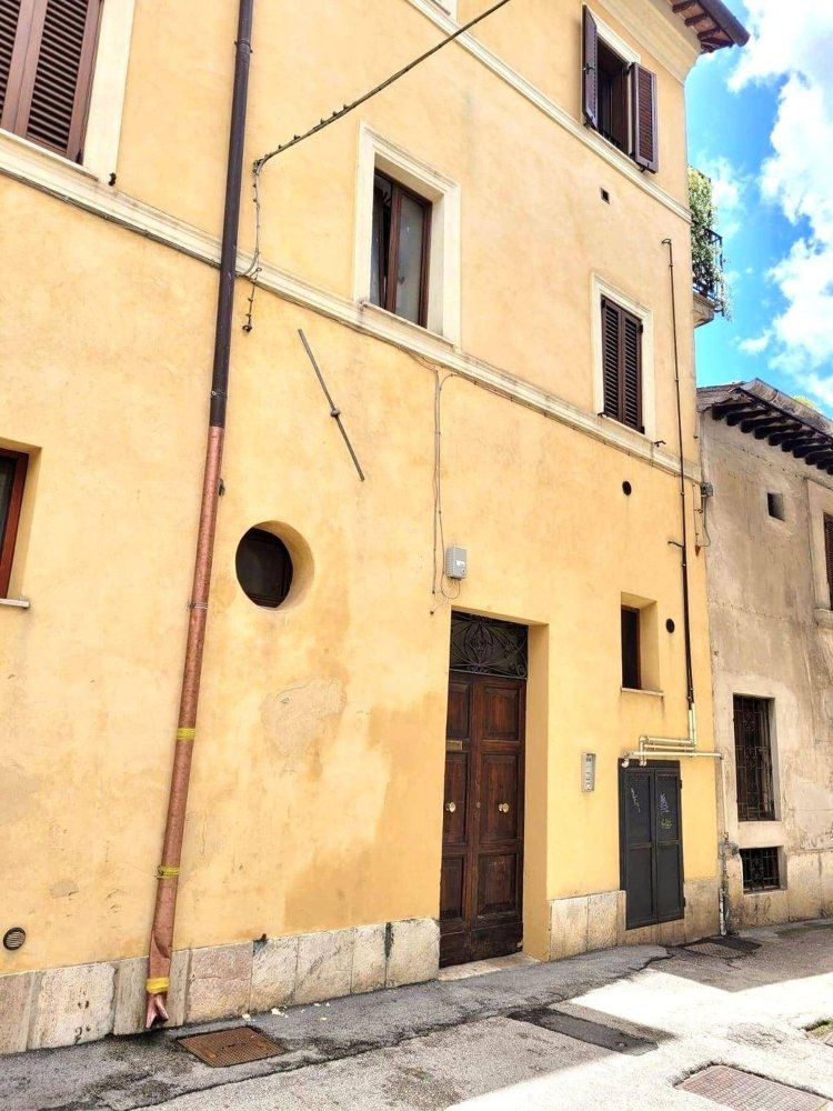 5 rooms Apartment in Rieti, Italy No. 18179