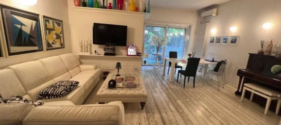 2 bedrooms Apartment in Rome, Italy No. 32401 2