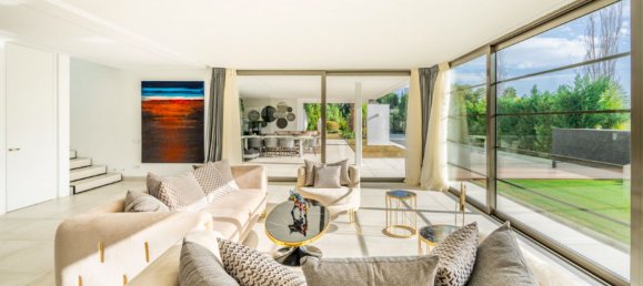 4 bedrooms Villa in Malaga, Spain No. 23986 3