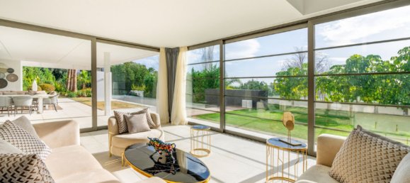 4 bedrooms Villa in Malaga, Spain No. 23986 2