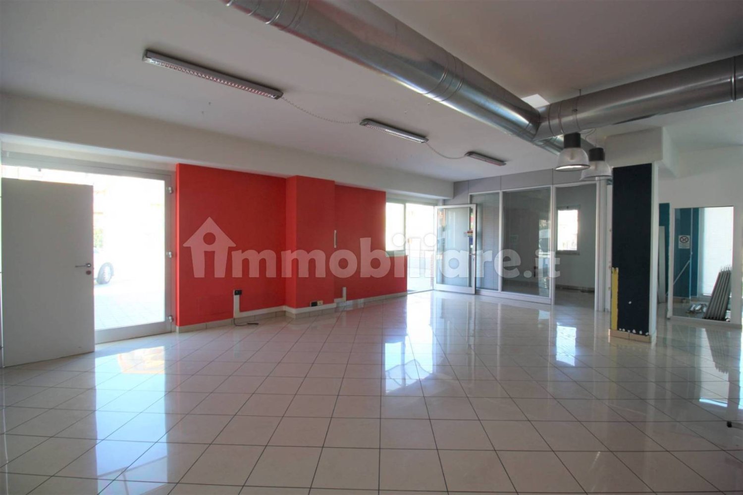 3 rooms Office in San Benedetto del Tronto, Italy No. 301199