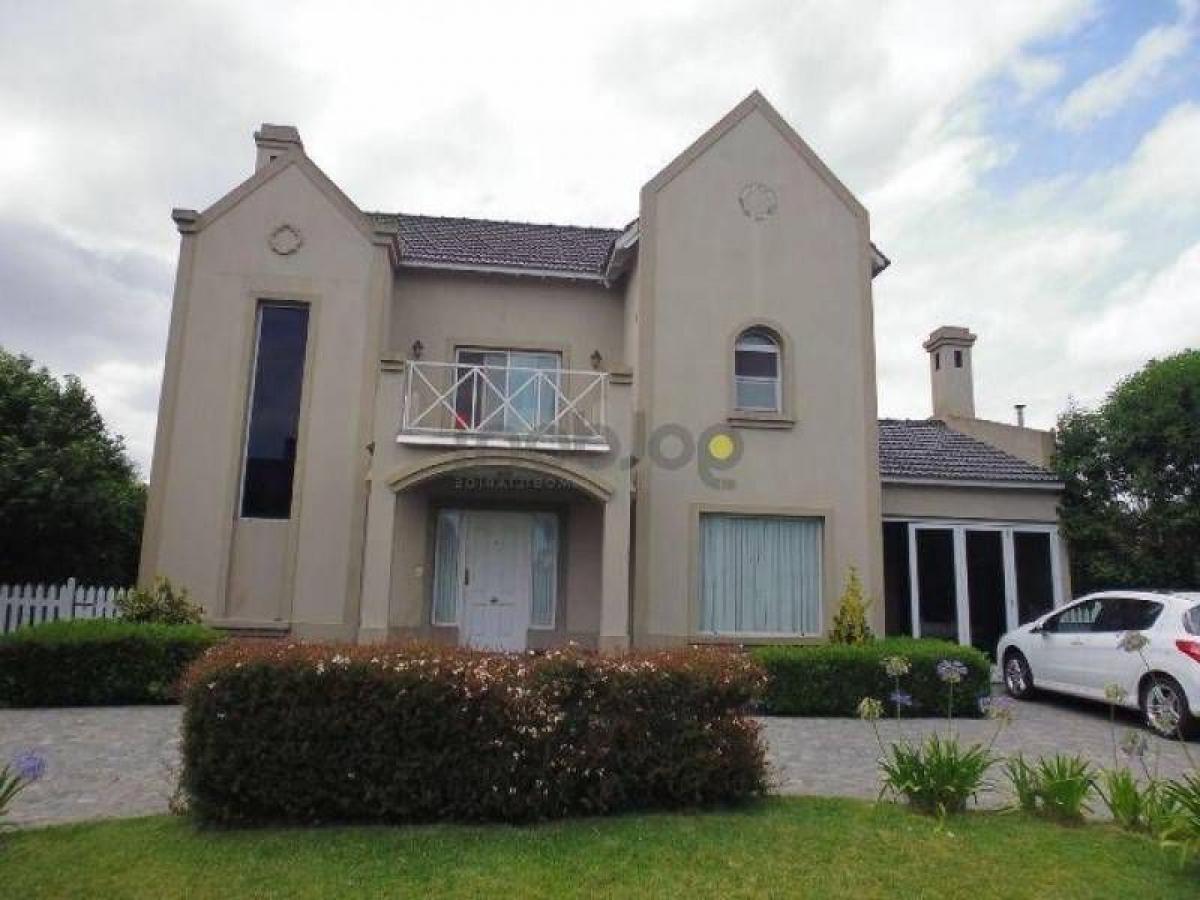 3 bedrooms House in Berazategui, Argentina No. 88915