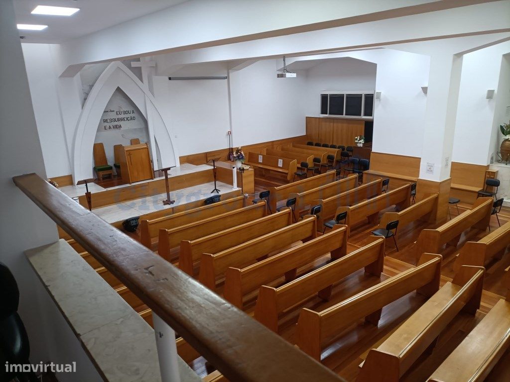 340m² Commercial property in Lisbon, Portugal No. 194619