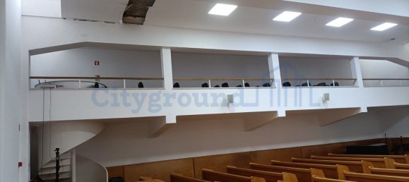 340m² Commercial property in Lisbon, Portugal No. 194619 3