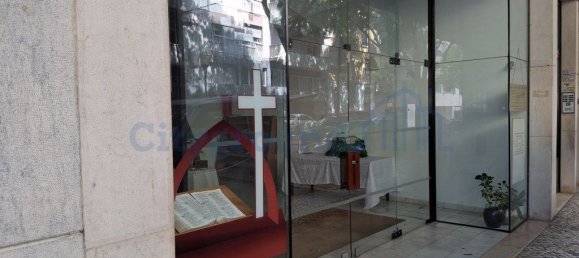 340m² Commercial property in Lisbon, Portugal No. 194619 7