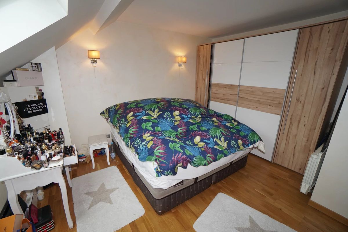 Casa de 3 dormitorios en Drancy, France No. 181460