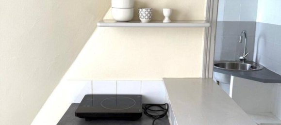 Studio in Paris, France No. 331215 7