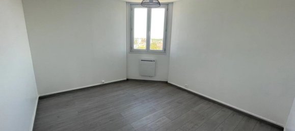 1 bedroom Apartment in Sevran, France No. 185387 3