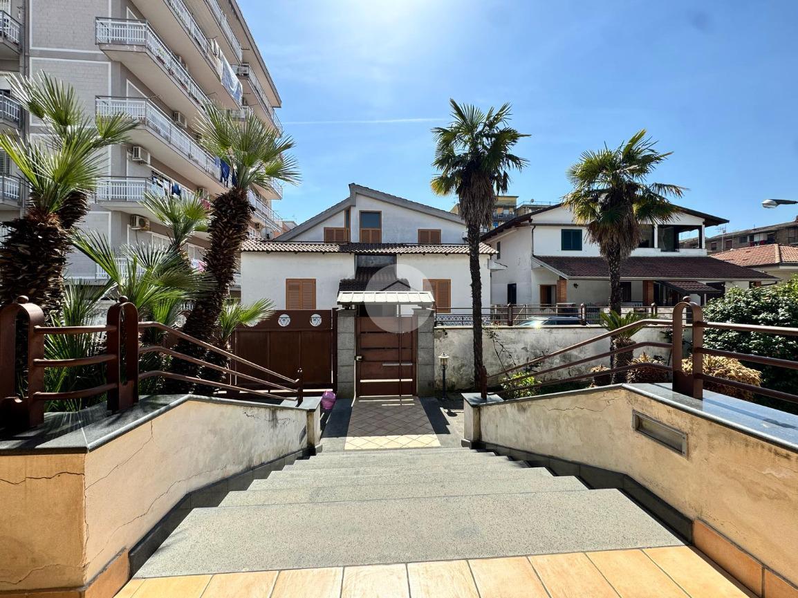 10 rooms Villa in Giugliano in Campania, Italy No. 9412