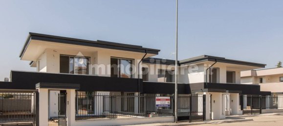 3 bedrooms Villa in Legnano, Italy No. 100372 5