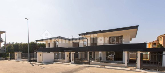 3 bedrooms Villa in Legnano, Italy No. 100372 10