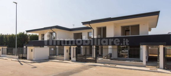 3 bedrooms Villa in Legnano, Italy No. 100372 11