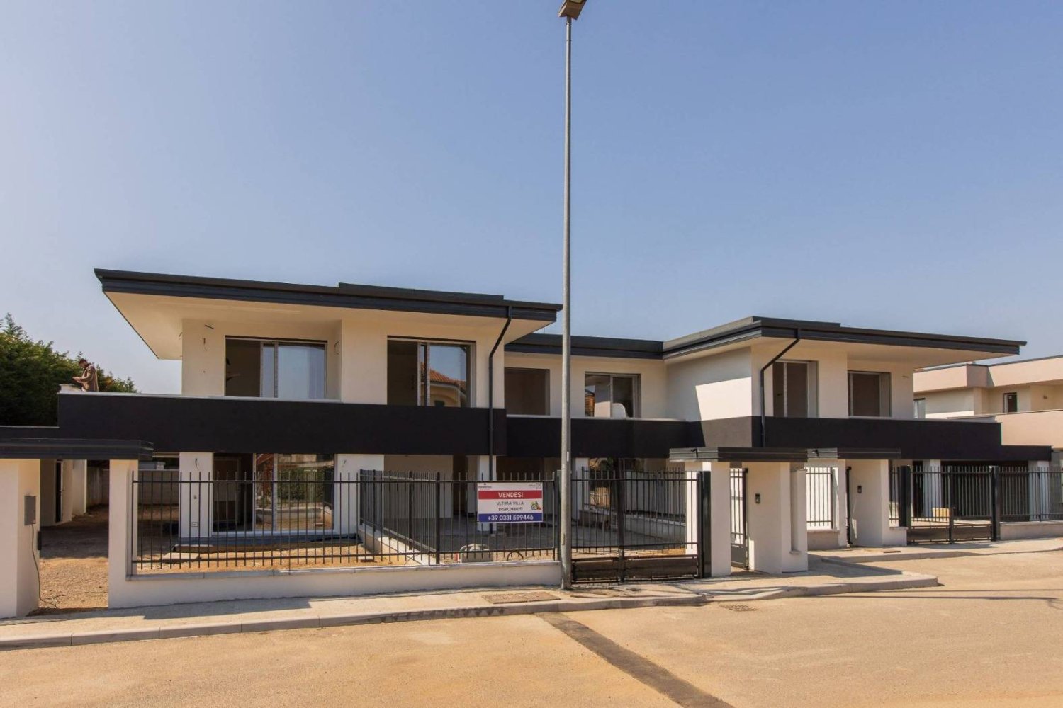 3 bedrooms Villa in Legnano, Italy No. 100372