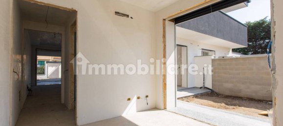 3 bedrooms Villa in Legnano, Italy No. 100372 8