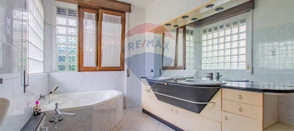 3 Schlafzimmer Villa in Gorla Minore, Italy, Nr. 263558 11