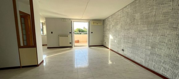 4 rooms Apartment in Giugliano in Campania, Italy No. 114776 2