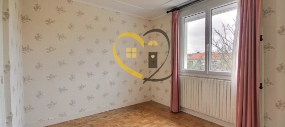 Casa T3 em Saint-Germain-du-Puy, France N.º 76911 6