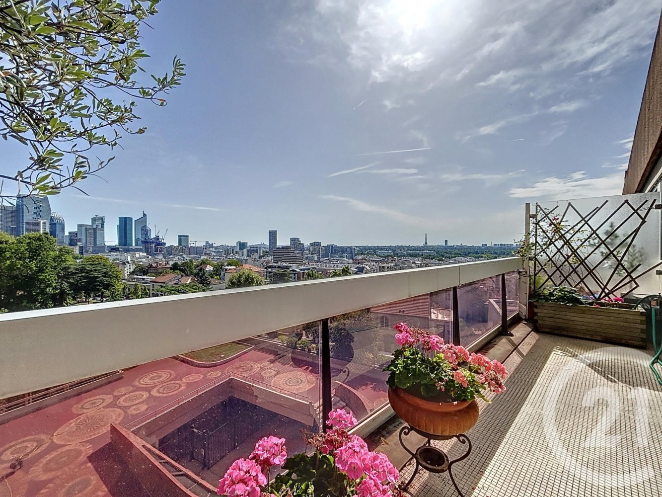 3 bedrooms Apartment in Puteaux, France No. 164085