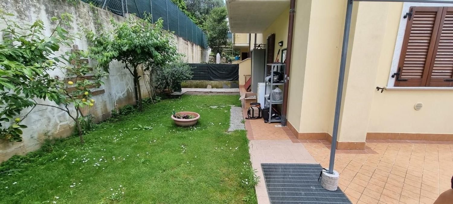 5 rooms House in Massa, Italy No. 87209
