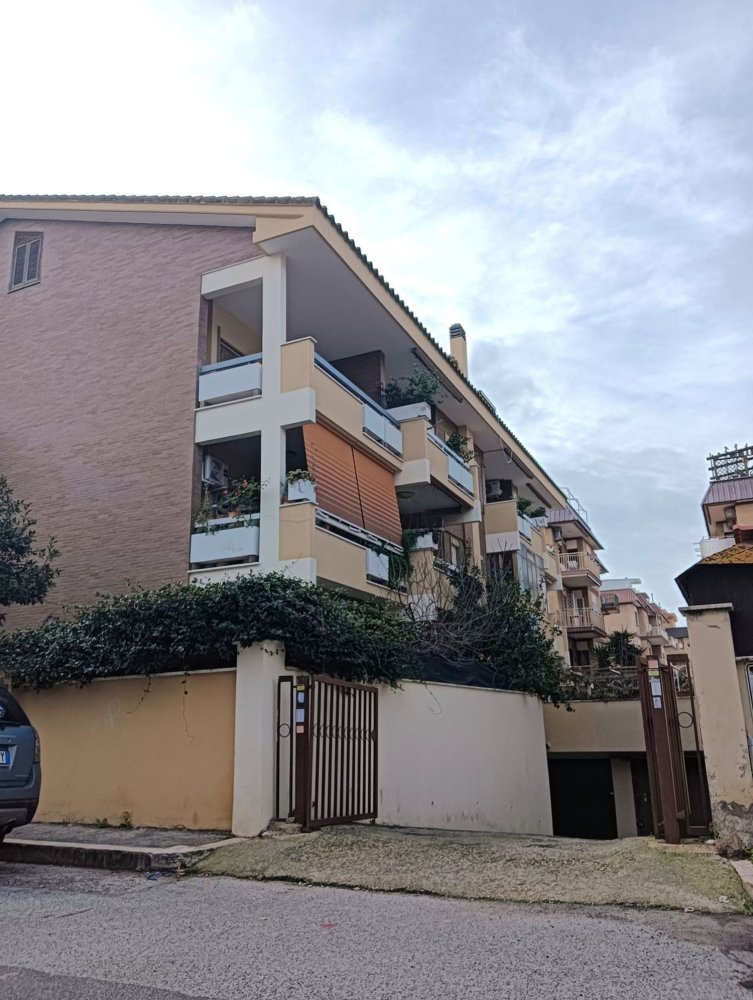 Ático de 2 habitaciónes en Pomezia, Italy No. 46769