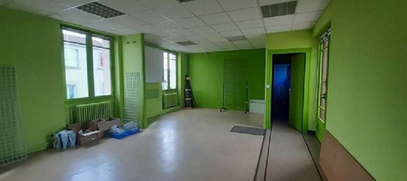 253m² Commercial property in La Roche-sur-Yon, France No. 277962 3
