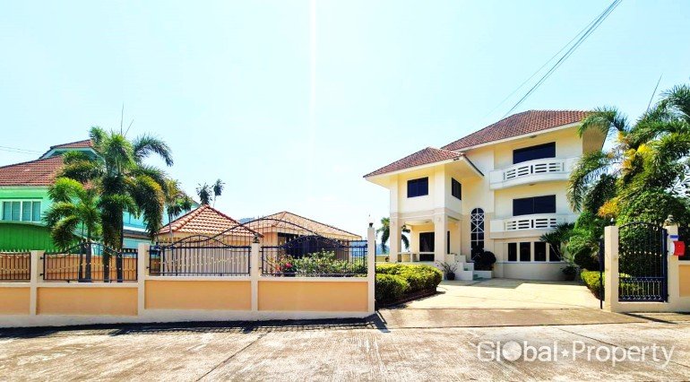 5 bedrooms House in Pattaya, Thailand No. 27056