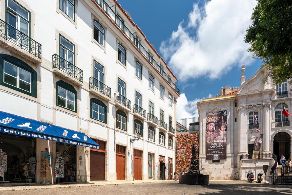 3 bedrooms Apartment in Lisbon, Portugal No. 198750