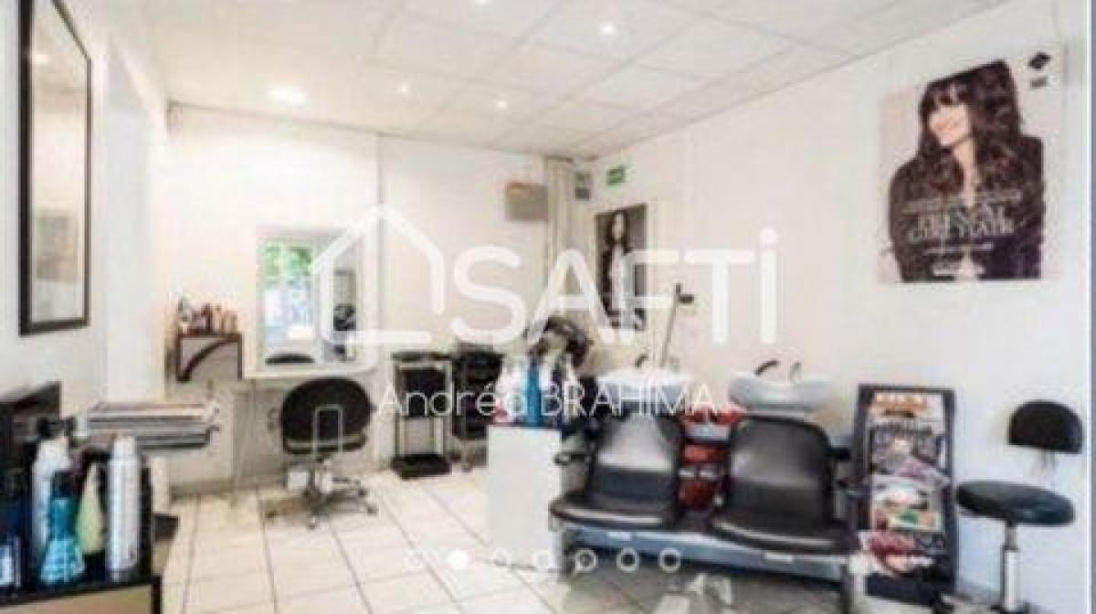 70m² Office in Maisons-Laffitte, France No. 20850