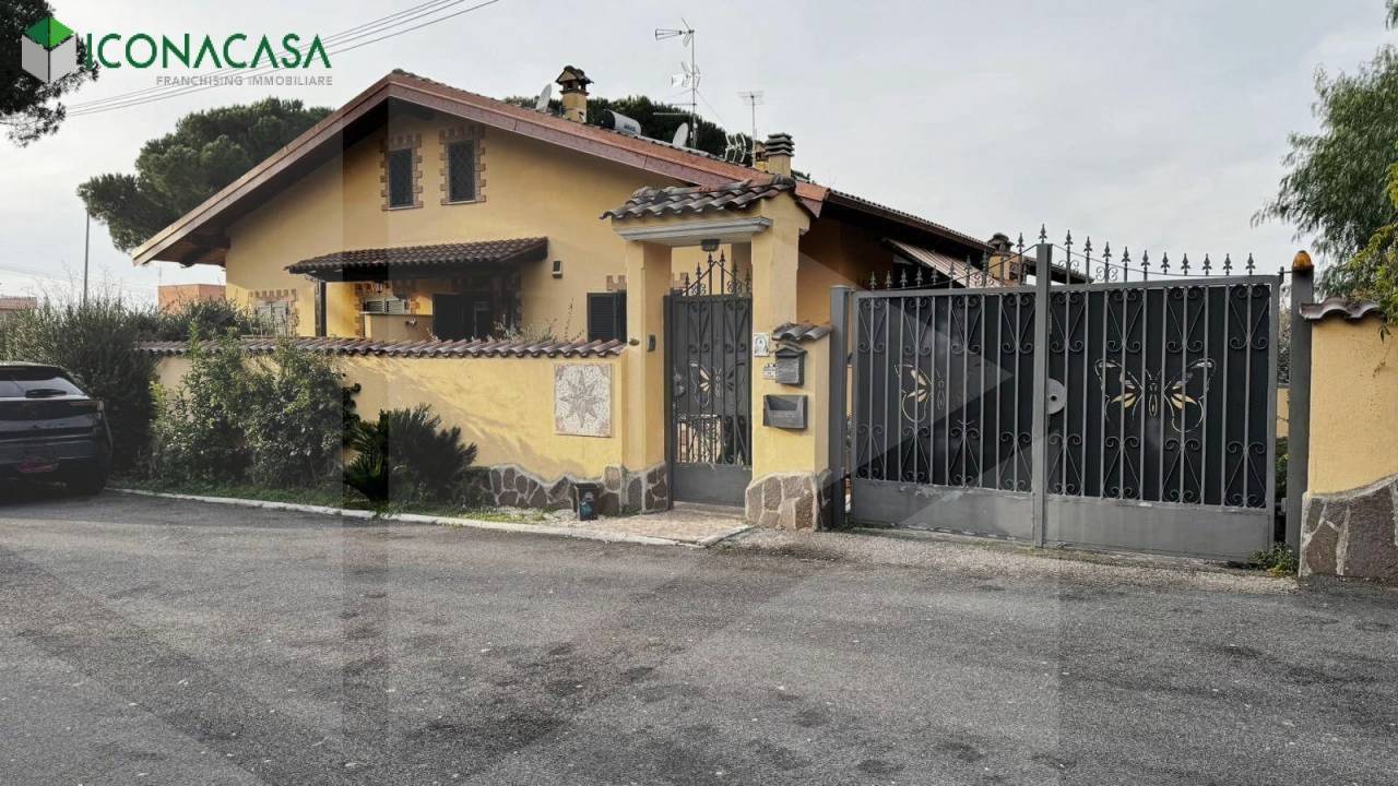 3 bedrooms Villa in Rome, Italy No. 22981