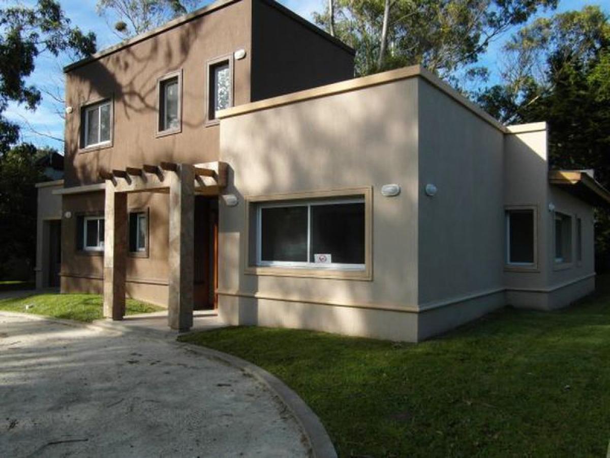 4 bedrooms House in Mar del Plata, Argentina No. 86415