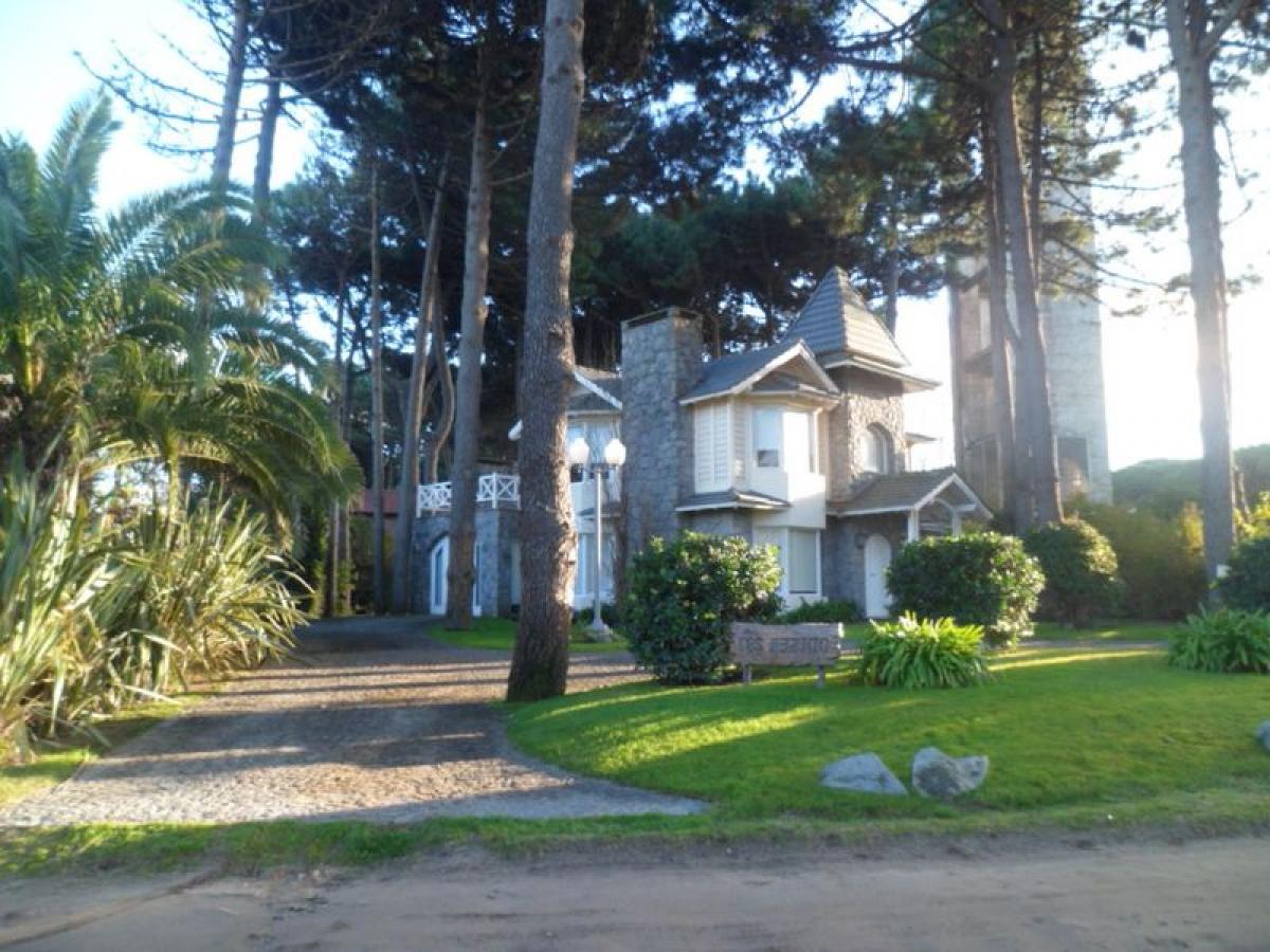 Дом с 4 спальнями в Мар-дель-Плата, Аргентина № 68468