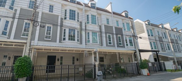 3 Schlafzimmer Doppelhaus in Bang Kapi, Thailand, Nr. 72657 5