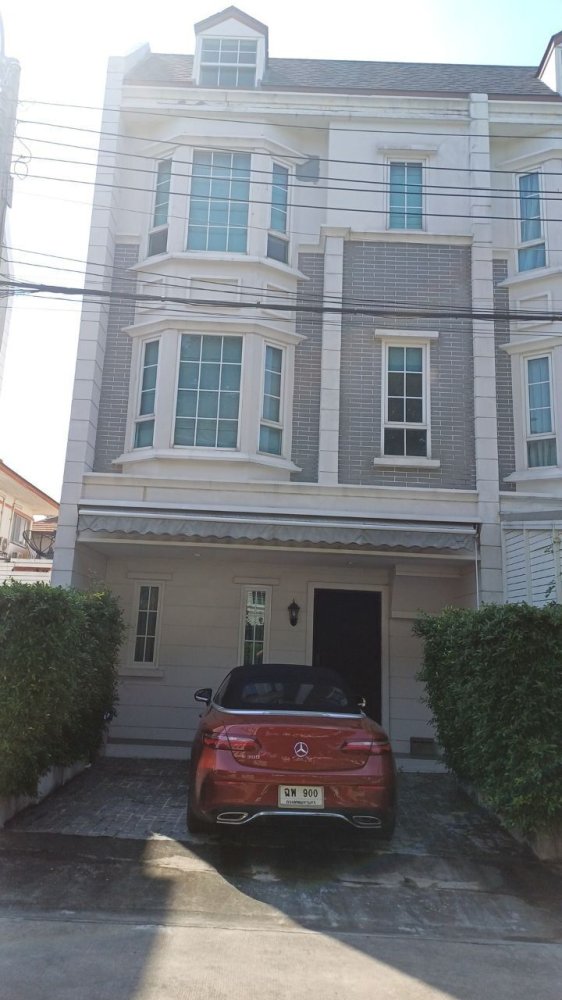 3 Schlafzimmer Doppelhaus in Bang Kapi, Thailand, Nr. 72657