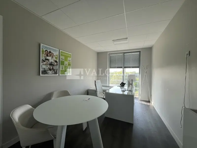 3215m² Office in Lyon, France No. 300012
