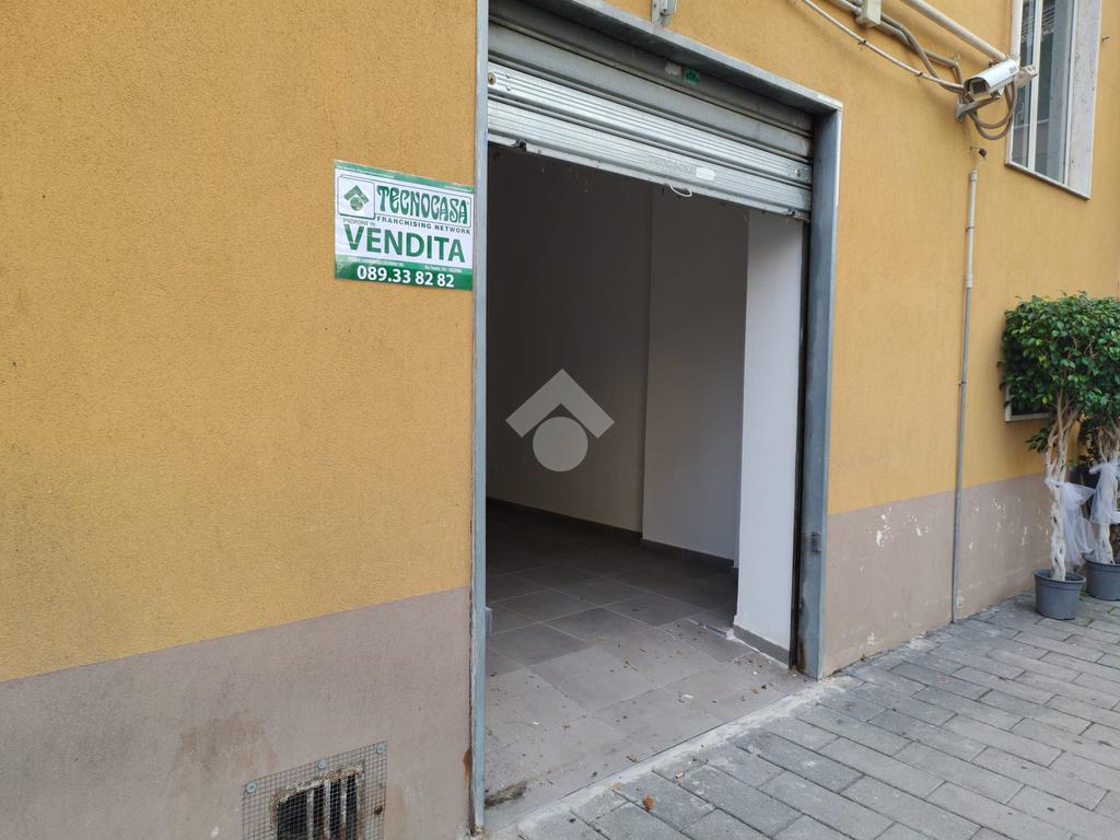 Imóvel comercial de 1 divisão em Salerno, Italy N.º 128947