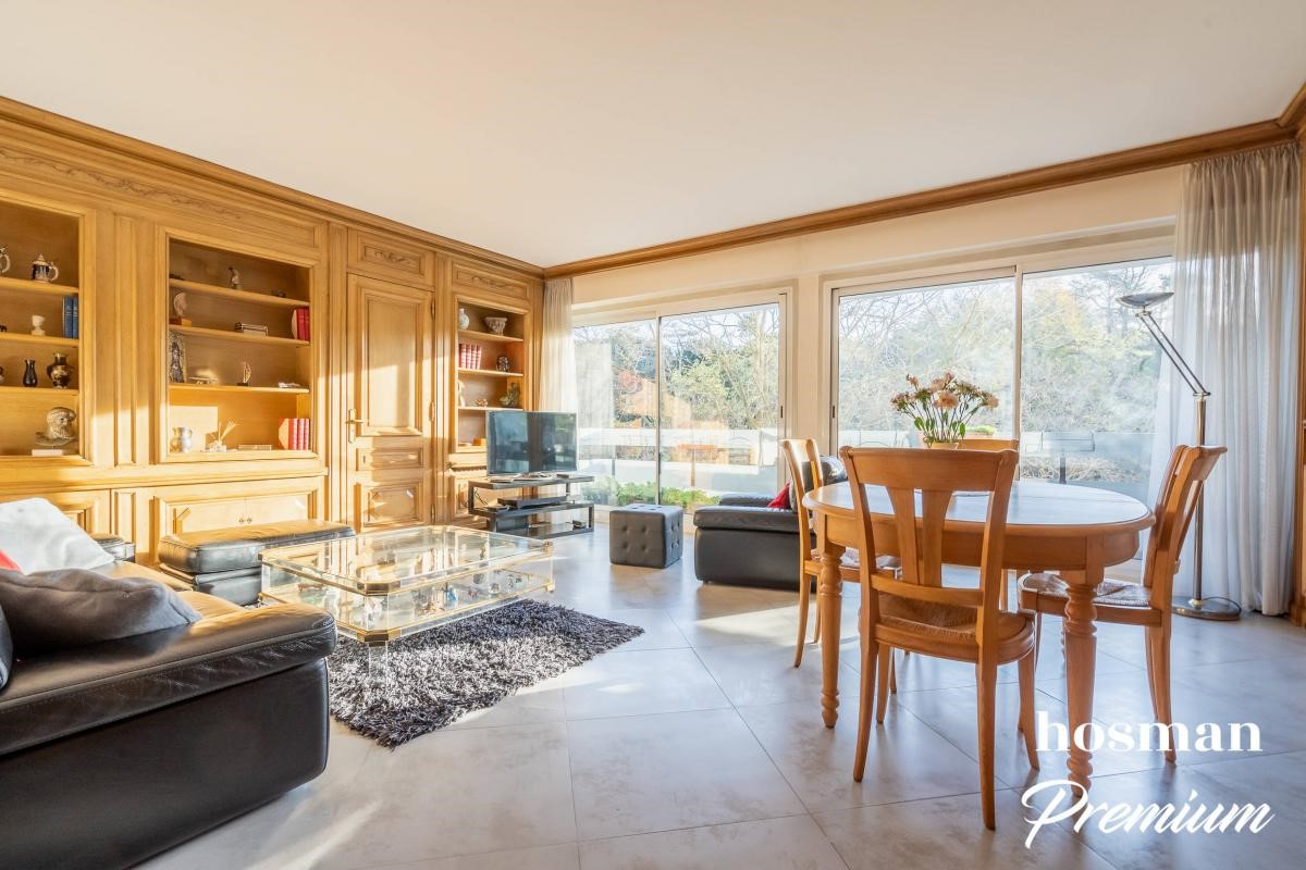 3 bedrooms Apartment in Paris, France No. 163561