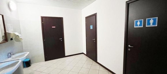 Gewerbliche Immobilie in Saronno, Italy 210m², Nr. 158656 8