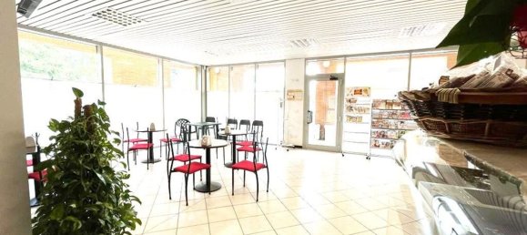 Gewerbliche Immobilie in Saronno, Italy 210m², Nr. 158656 2